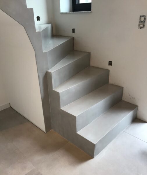 Escalier habillé en Mortex, marches et contremarches continues