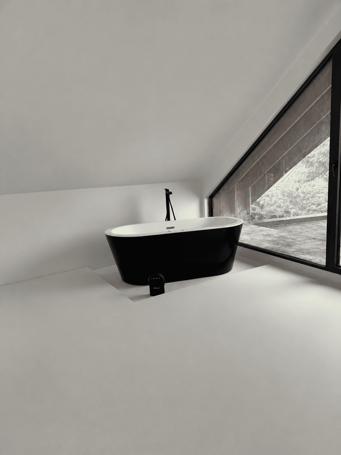 Salle de bain en micro-ciment Mortex – Made by FDK Salle de bain avec baignoire îlot et sol continu en micro-ciment Mortex, réalisation Made by FDK en Brabant wallon
